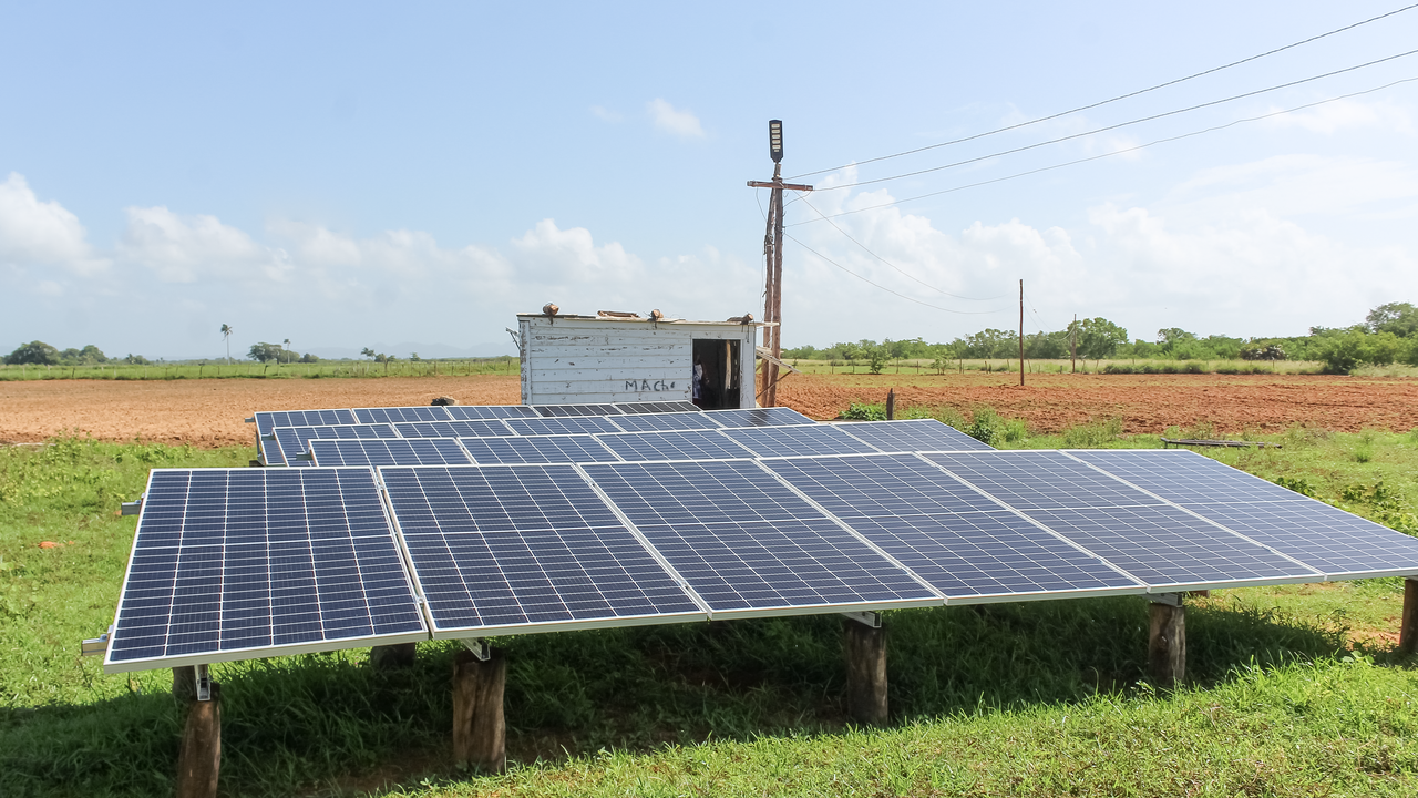Land und Solarpanel
